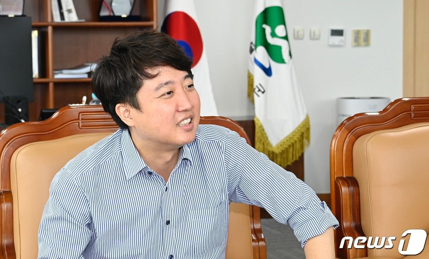 이준석 국민의힘 전 대표가 지난 29일 오전 대구 달성군의회를 방문해 최재훈 달성군수와 면담하고 있다. (달성군 제공) ⓒ News1 공정식 기자