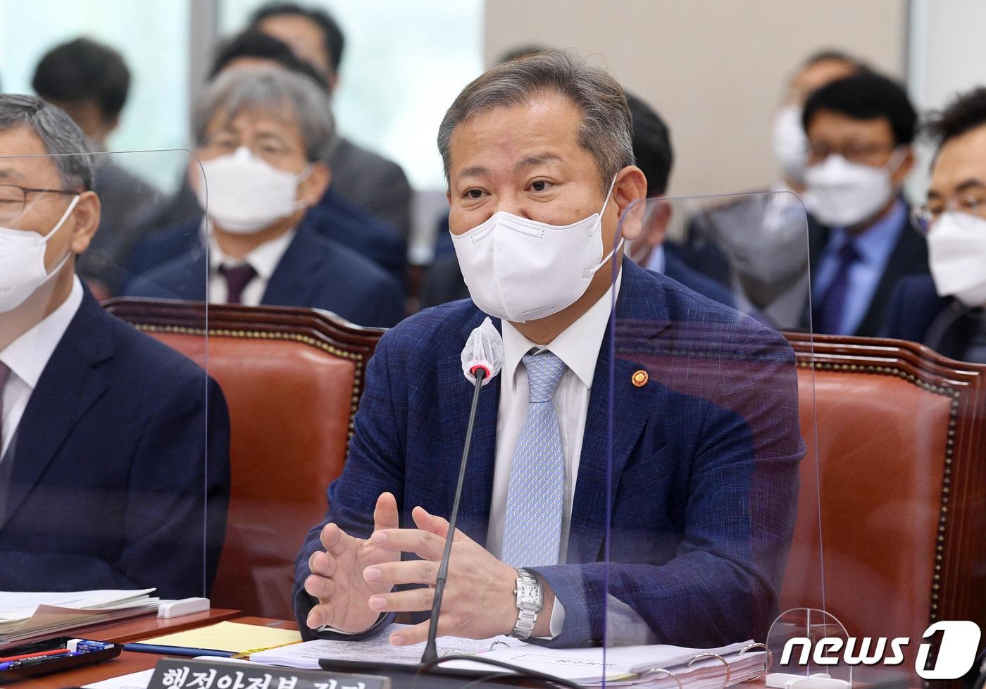 이상민 행정안전부 장관이 29일 서울 여의도 국회에서 열린 행정안전위원회 전체회의에서 의원 질의에 답하고 있다. (공동취재) 2022.8.29/뉴스1 ⓒ News1 유승관 기자