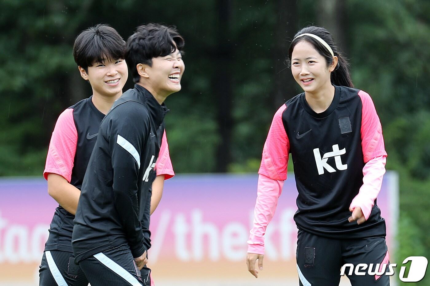 대한민국 여자축구 대표팀 지소연과 이민아. 2022.8.29/뉴스1 ⓒ News1 이동해 기자