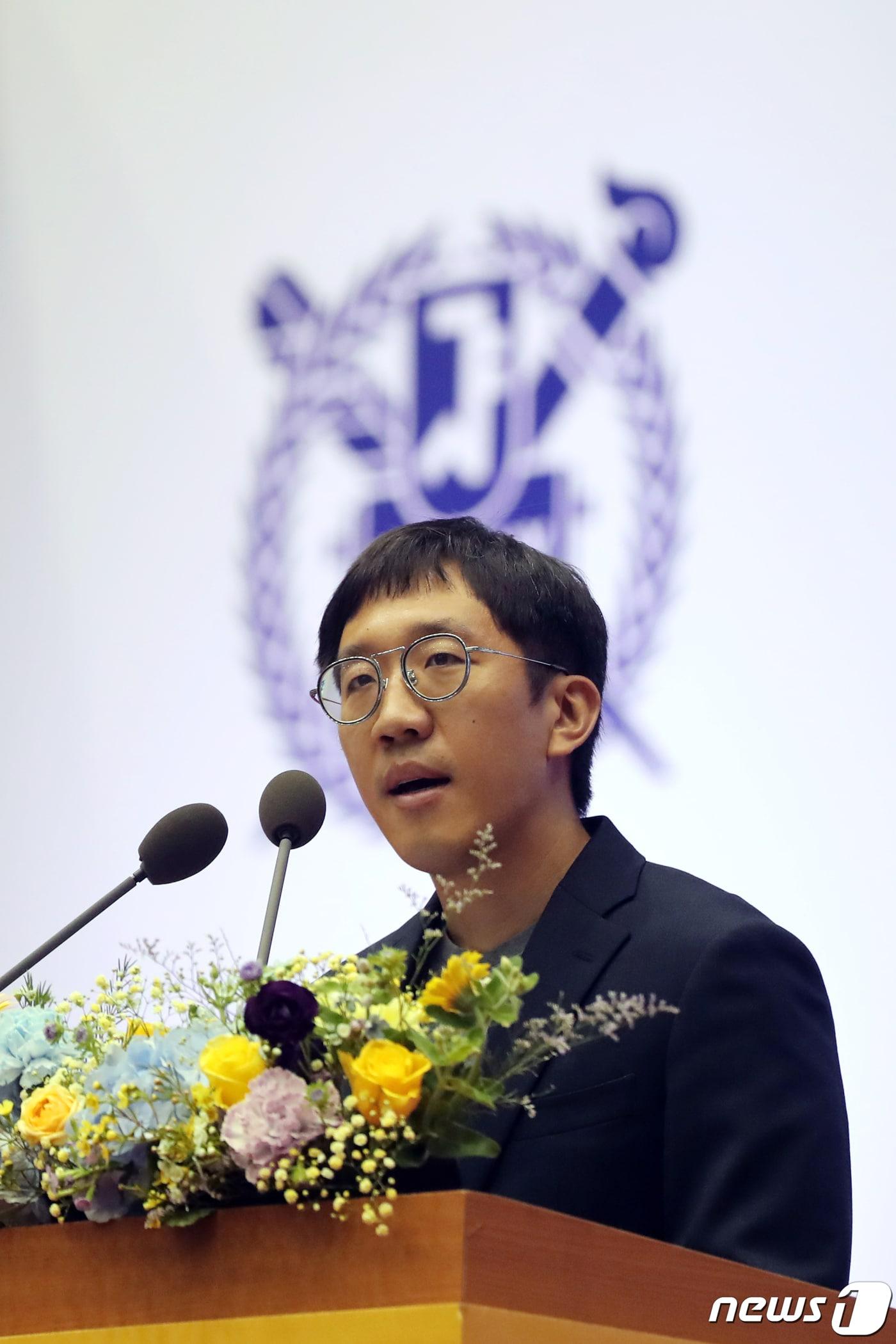 본문 이미지 - 허준이 미국 프린스턴대학교 수학과 교수가 29일 서울 관악구 서울대학교에서 열린 '제76회 후기 학위수여식'에서 축사를 하고 있다. 2022.8.29/뉴스1 ⓒ News1 황기선 기자