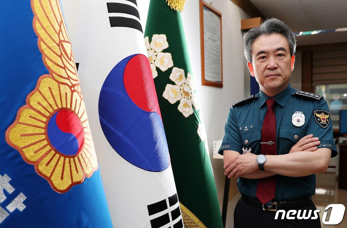 본문 이미지 - 윤희근 경찰청장이 25일 서울 서대문구 미근동 경찰청장실에서 뉴스1과 인터뷰에 앞서 포즈를 취하고 있다. 2022.8.25/뉴스1 ⓒ News1 이동해 기자