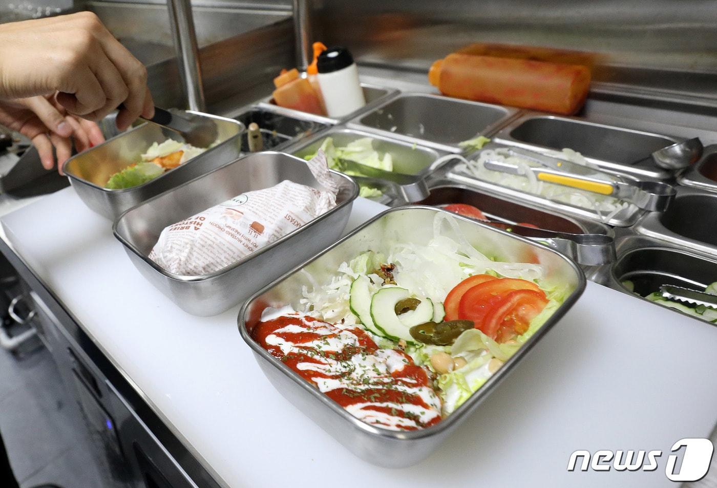 본문 이미지 - 다회용기 사용하는 업체. (사진은 기사 내용과 무관함) / 뉴스1 ⓒ News1  박세연 기자