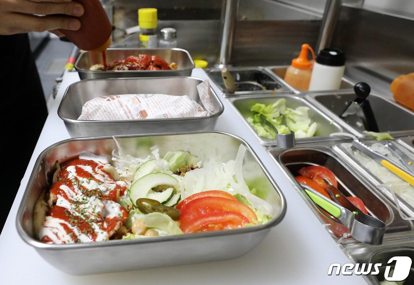 서울 강남구의 한 공유주방 음식점에서 배달음식을 다회용기에 담고 있다. 2022.8.29/뉴스1 ⓒ News1 박세연 기자