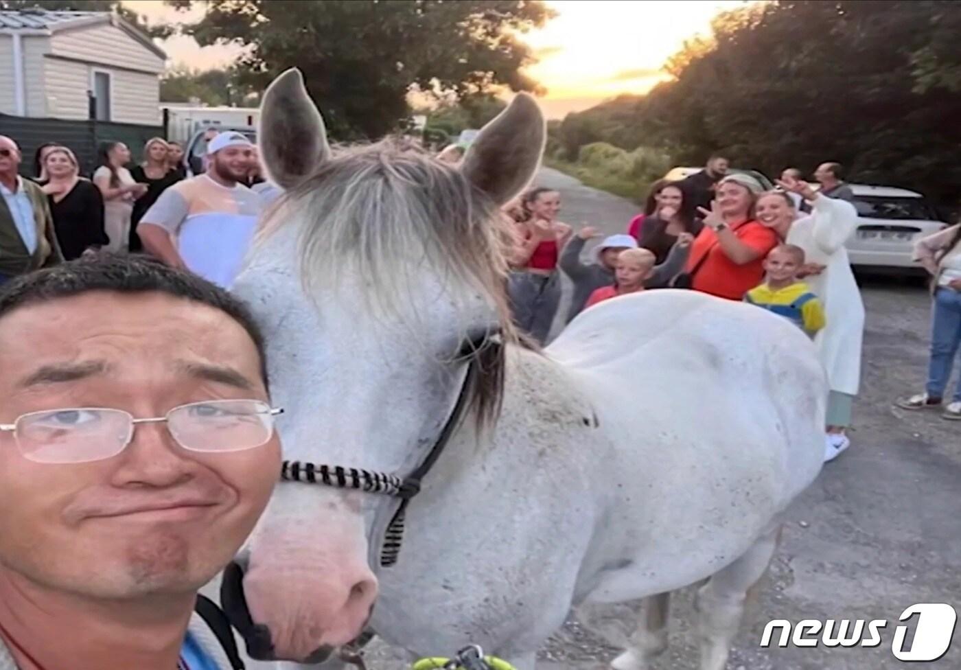 스페인에서 말을 타고 중국으로 이동 중인 쉬지셴씨와 그의 백마 휘휘. (웨이보 캡처)