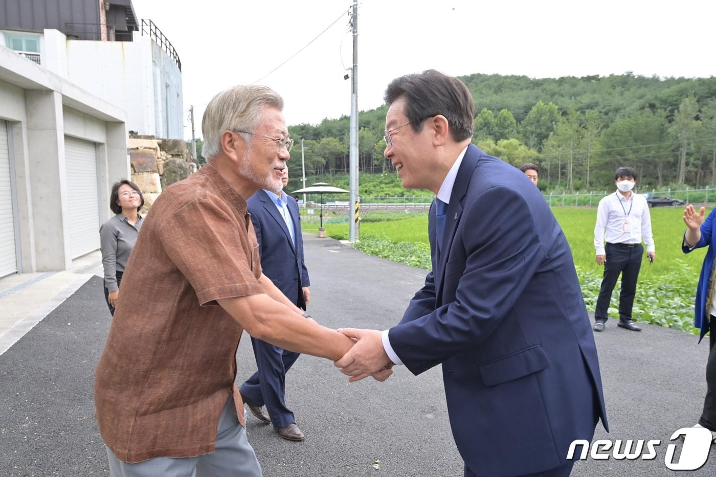 문재인 전 대통령과 이재명 더불어민주당 당대표가 지난 8월29일 경남 양산시 하북면 평산마을 사저에서 악수하고 있다. (더불어민주당 제공)/뉴스1