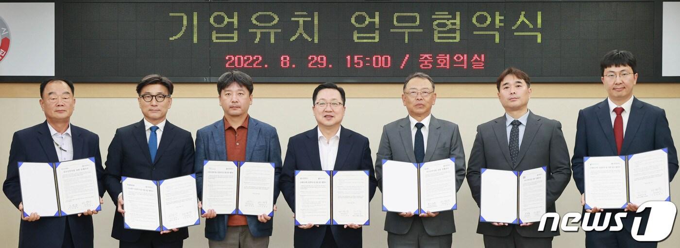 대전시는 29일 국내 기업 3곳, 외국인투자기업 3곳과 715억원 규모의 투자협약을 체결했다. 왼쪽부터 ㈜디디글로벌 조용덕 대표, 나노팀㈜ 최윤성 대표, ㈜미소정보기술 안동욱 대표, 이장우 대전시장, 한국에스엠씨㈜ 사사히라 나오요시 대표, ㈜글로우글레어 최범철 부사장, ㈜제이오텍 김기성 대표. (대전시 제공)