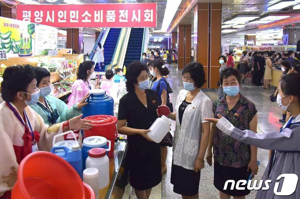 본문 이미지 - (평양 노동신문=뉴스1) = 북한 노동당 기관지 노동신문은 3일 자 보도에서 평양에서 인민소비품(공산품) 전시회가 열렸다고 전했다. [국내에서만 사용가능. 재배포 금지. DB 금지. For Use Only in the Republic of Korea. Redistribution Prohibited] rodongphoto@news1.kr