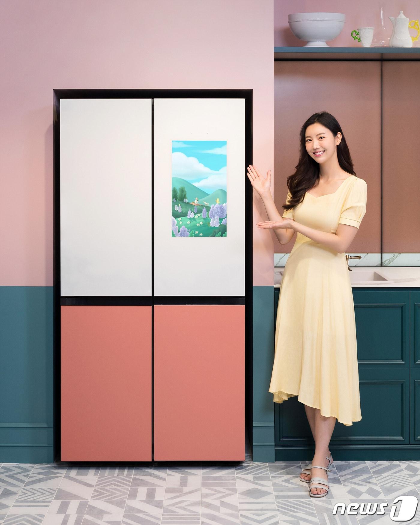 본문 이미지 - 삼성전자 모델이 서울 논현동에 위치한 삼성 디지털프라자 강남본점에서 패밀리허브 냉장고 전용 애플리케이션 '비스포크 아뜰리에'를 통해 강유진 작가의 작품 '오후 : 강아지와 소풍'을 소개하고 있다. (삼성전자 제공) ⓒ 뉴스1