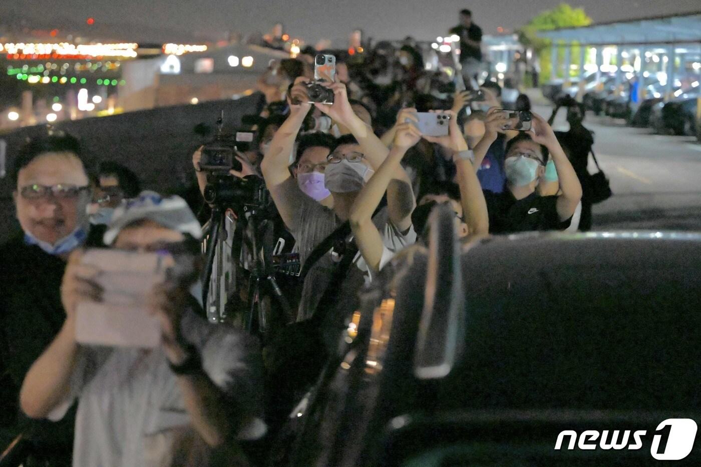 2일 낸시 펠로시 미 하원의장의 비행기가 대만 쑹산 공항에 도착하는 모습을 보기 위해 시민들 몰려든 모습. 2022.08.02/뉴스1 ⓒ AFP=뉴스1 ⓒ News1 김민수 기자