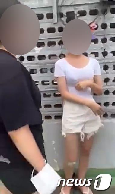 본문 이미지 - 한 여학생이 또래 무리에게 집단폭행을 당하는 영상이 온라인 커뮤니티를 중심으로 확산돼 경찰이 수사에 착수했다. (온라인 커뮤니티 갈무리) 2022.8.1/뉴스1 ⓒ News1 이수민 기자
