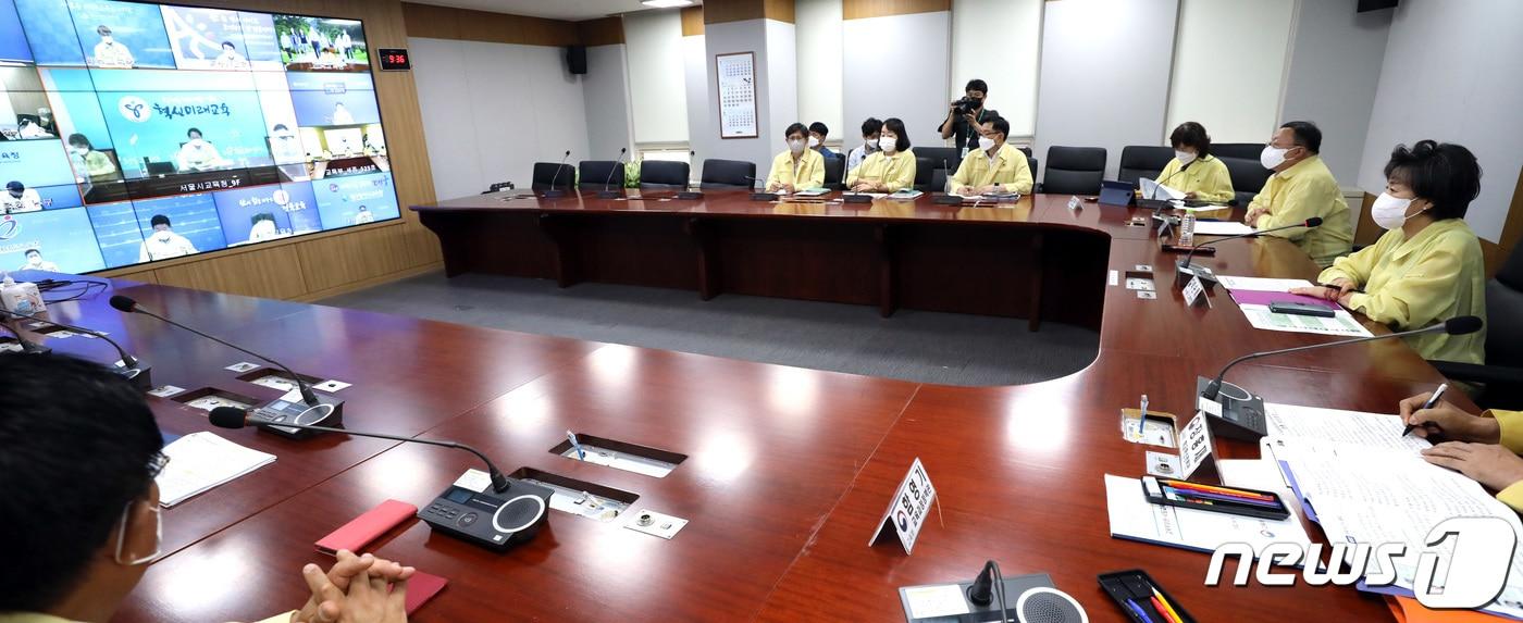 본문 이미지 - 박순애 사회부총리 겸 교육부 장관이 3일 오전 정부세종청사에서 전국 시도교육감 회의에 참석, 조희연(서울시 교육감) 시도교육감협의회장 발언을 듣고 있다. 2022.8.3/뉴스1 ⓒ News1 김기남 기자