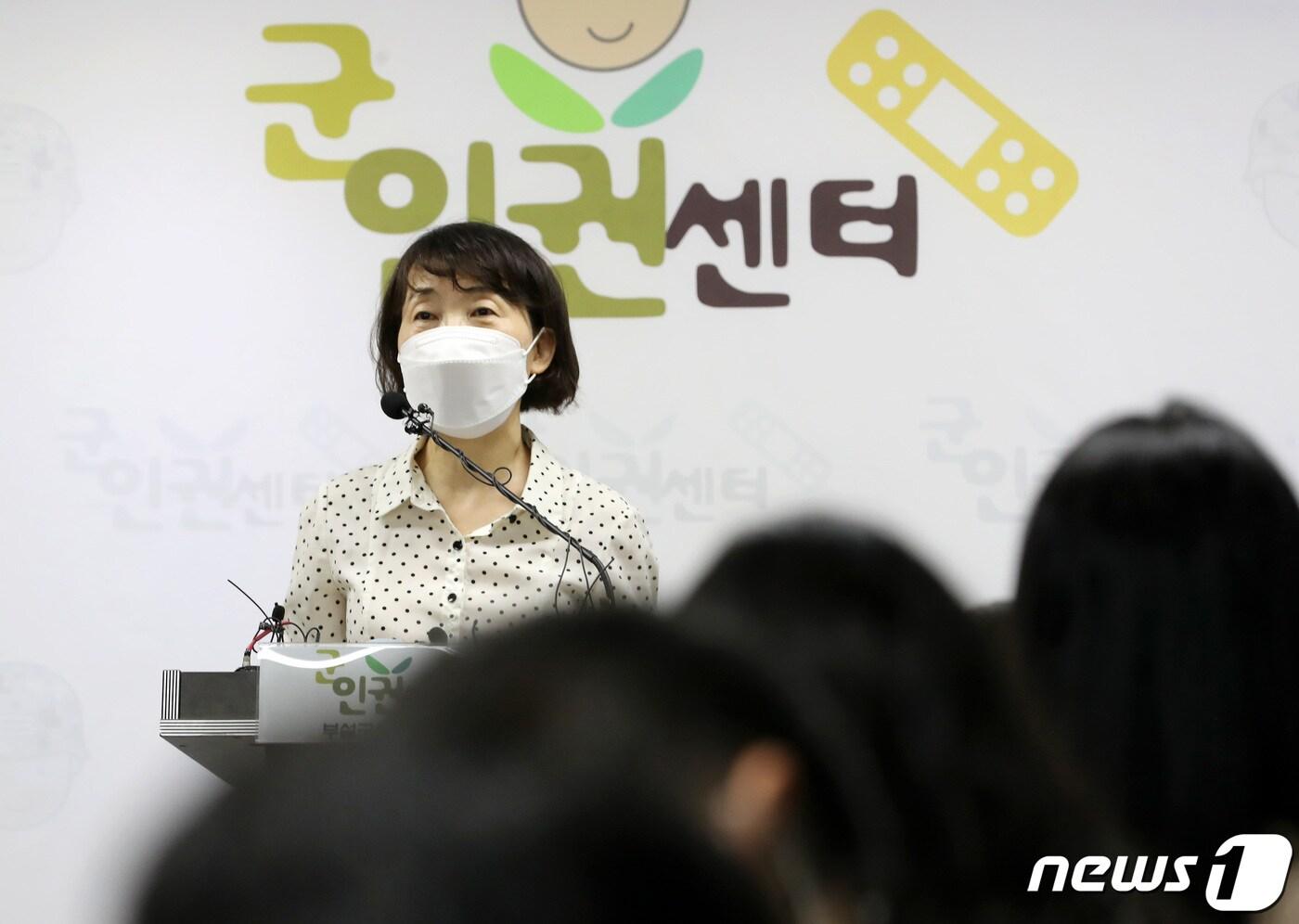 김숙경 군인권센터 부설 군성폭력상담소 소장이  공군 제15특수임무비행단 여군 하사 성폭력 사건 관련 공군 입장에 대한 반박 기자회견을 하고 있다. 2022.8.3/뉴스1 ⓒ News1 이동해 기자