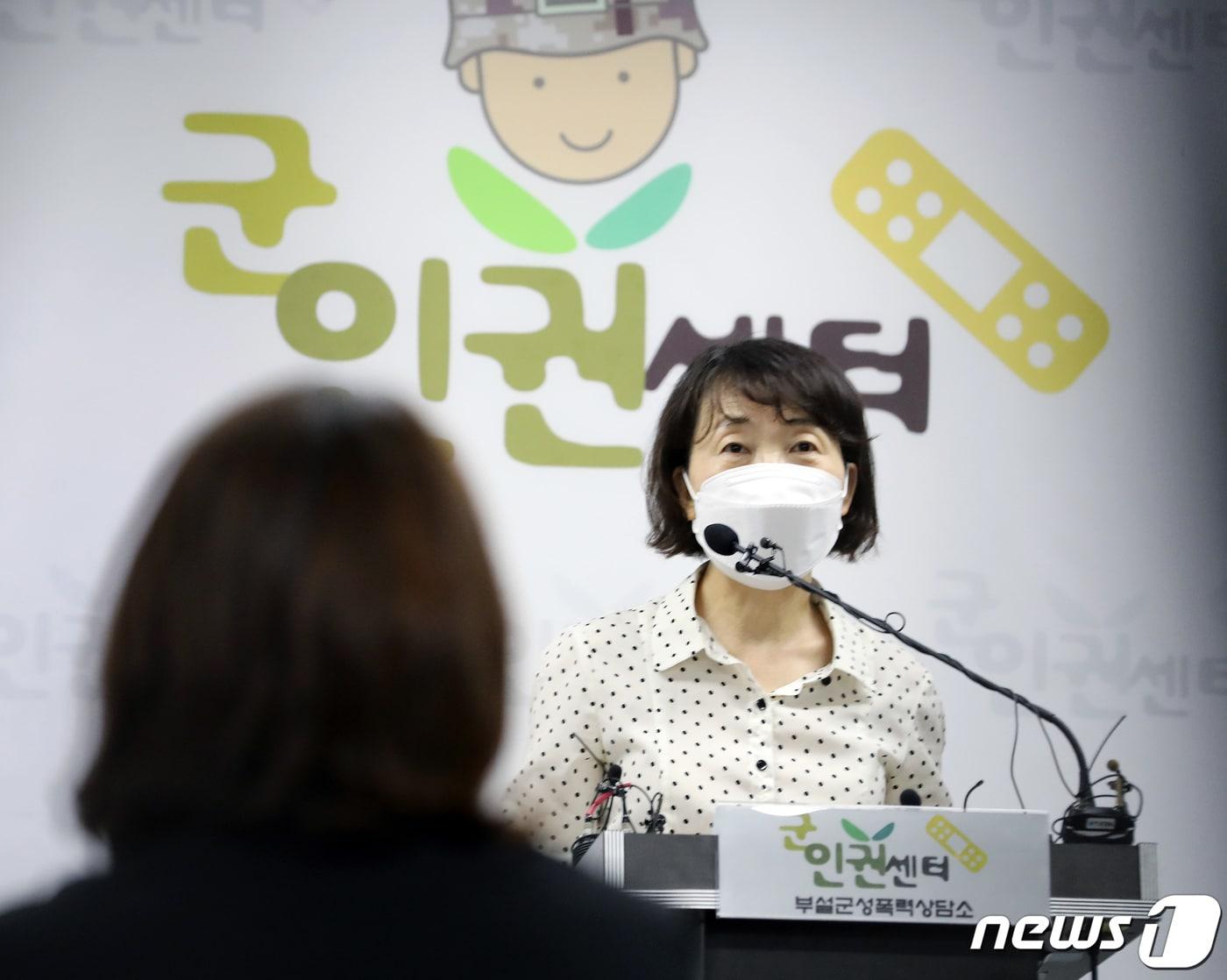 본문 이미지 - 김숙경 군인권센터 부설 군성폭력상담소장이 3일 오전 서울 마포구 군인권센터에서 공군 제15특수임무비행단 소속 여군 하사 성폭력 사건에 관한 기자회견을 하고 있다. 2022.8.3/뉴스1 ⓒ News1 이동해 기자