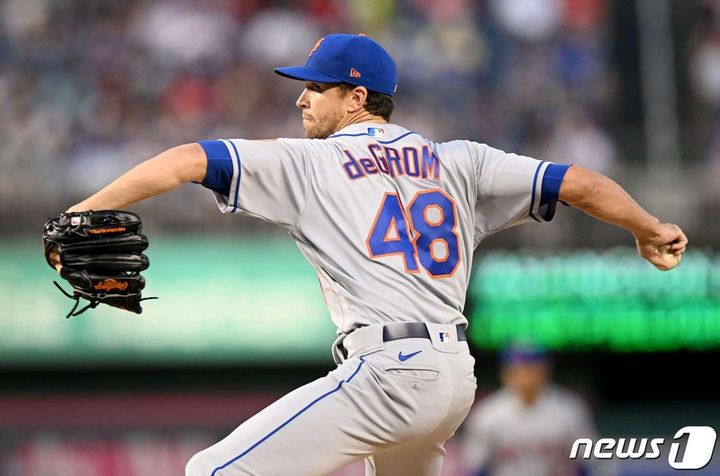 뉴욕 메츠 투수 제이콥 디그롬이 3일(한국시간) 열린 메이저리그 워싱턴 내셔널스전에 선발 등판해 역투하고 있다. ⓒ AFP=뉴스1