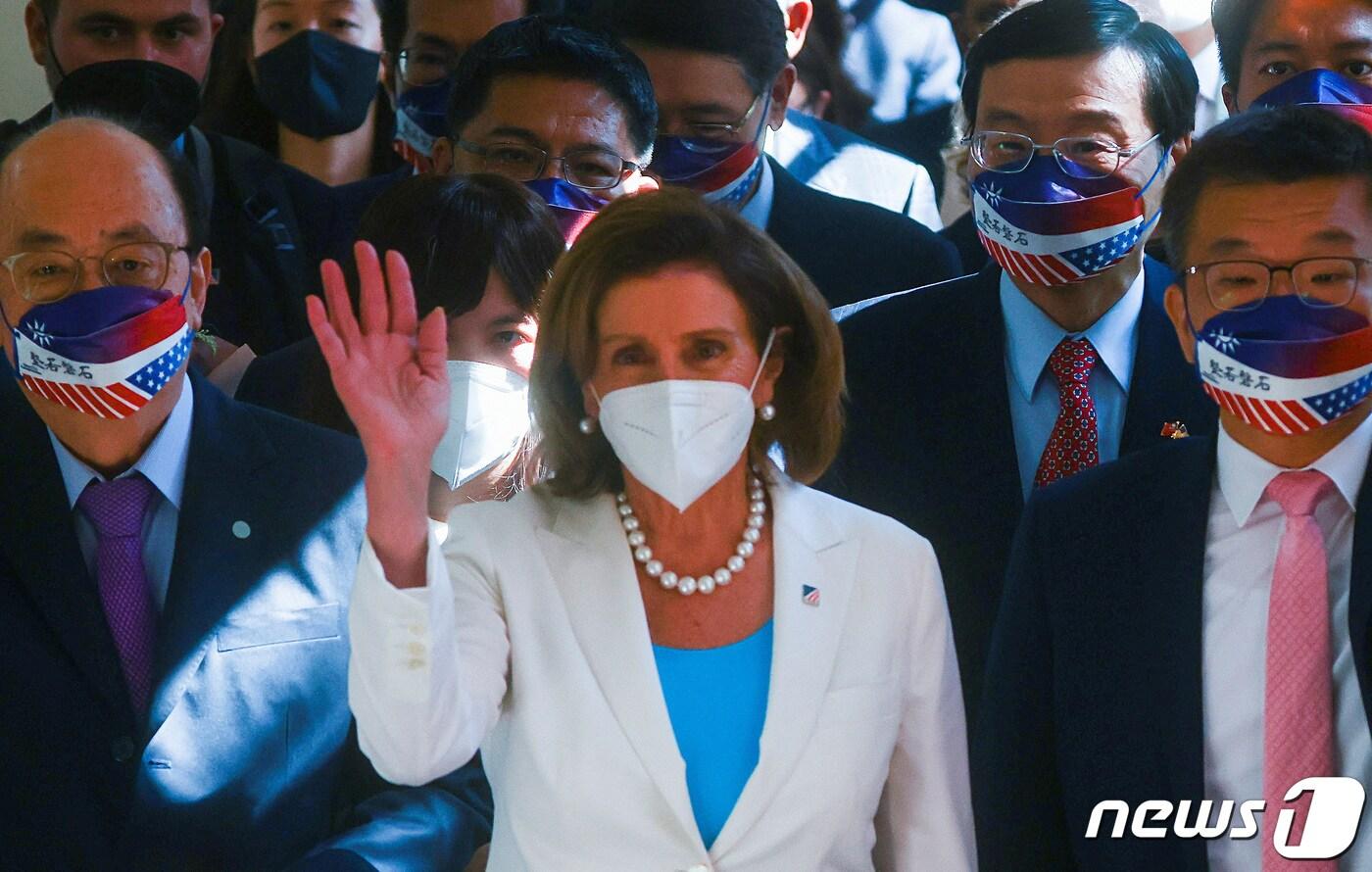 낸시 펠로시 미국 하원의장이 3일&#40;현지시간&#41; 중국의 격렬한 반발 속 방문한 대만의 타이베이 의회에 도착하며 취재진들에게 손을 흔들고 있다. ⓒ 로이터=뉴스1 ⓒ News1 우동명 기자