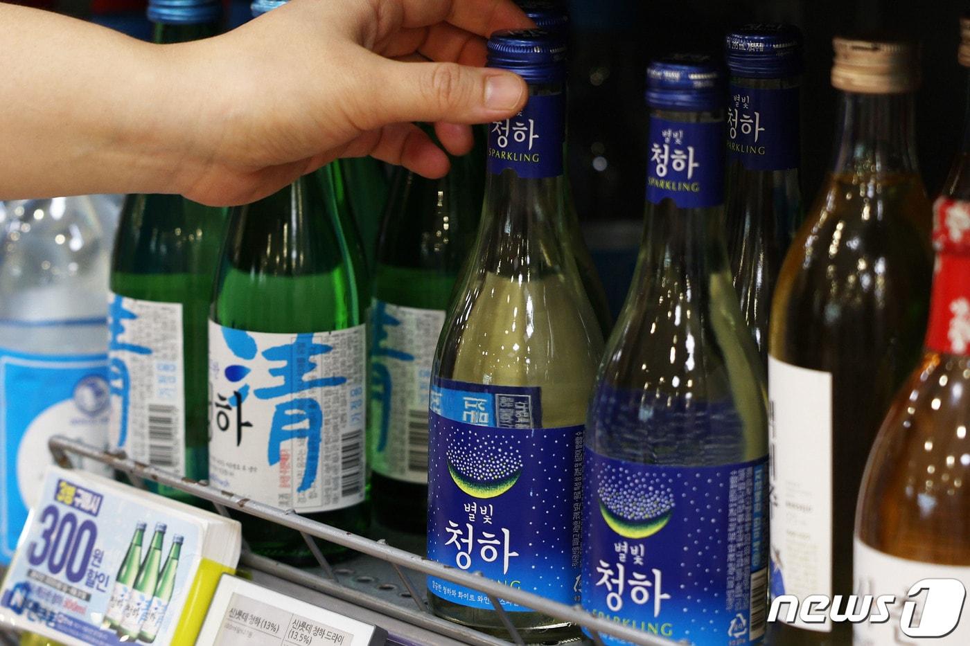 본문 이미지 - 서울의 한 대형마트 주류매대에 진열된 별빛청하.2022.8.3/뉴스1 ⓒ News1 이광호 기자