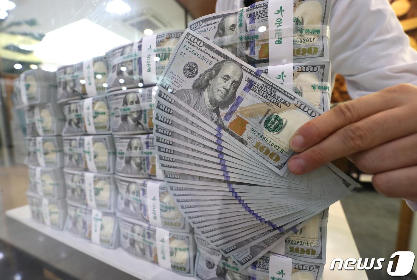 서울 중구 하나은행 위변조대응센터에서 관계자가 달러화를 정리하고 있다. . 2022.8.3/뉴스1 ⓒ News1 구윤성 기자