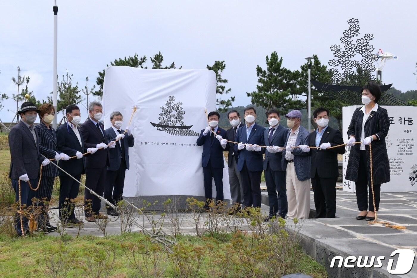 본문 이미지 - 이야포 미군폭격사건 72주년 민간인 희생자 추모제가 3일 전남 여수시 남면 안도 이야포 평화공원에서 열린 가운데 정기명 여수시장과 심명남 위령사업 추진위원장, 김회재 국회의원 등이 추모비 제막식에 참여해 단체 기념사진을 찍고 있다. (여수시 제공)2022.8.3/뉴스1