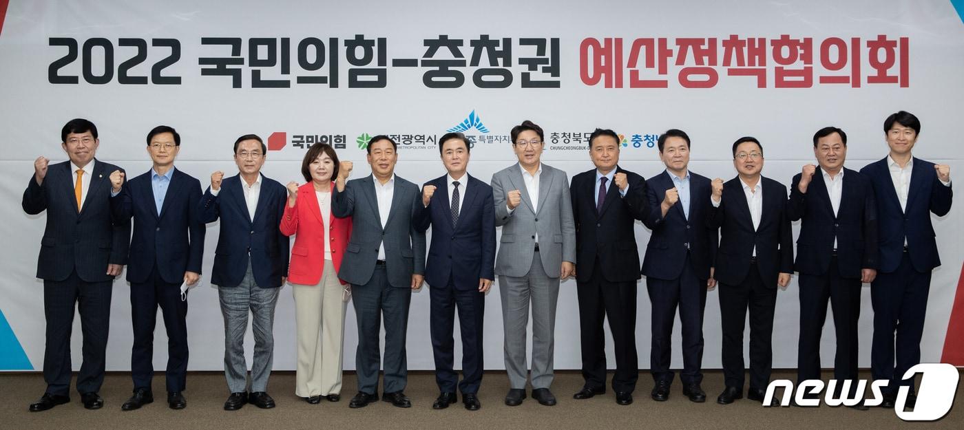 본문 이미지 - 3일 대전시청 대회의실에서 국민의힘-충청권 4개 시·도 예산정책협의회가 열려 권성동 원내대표(오른쪽 여섯 번째)를 비롯한 참석자들이 기념촬영을 하고 있다. ⓒNews1 이재명 기자