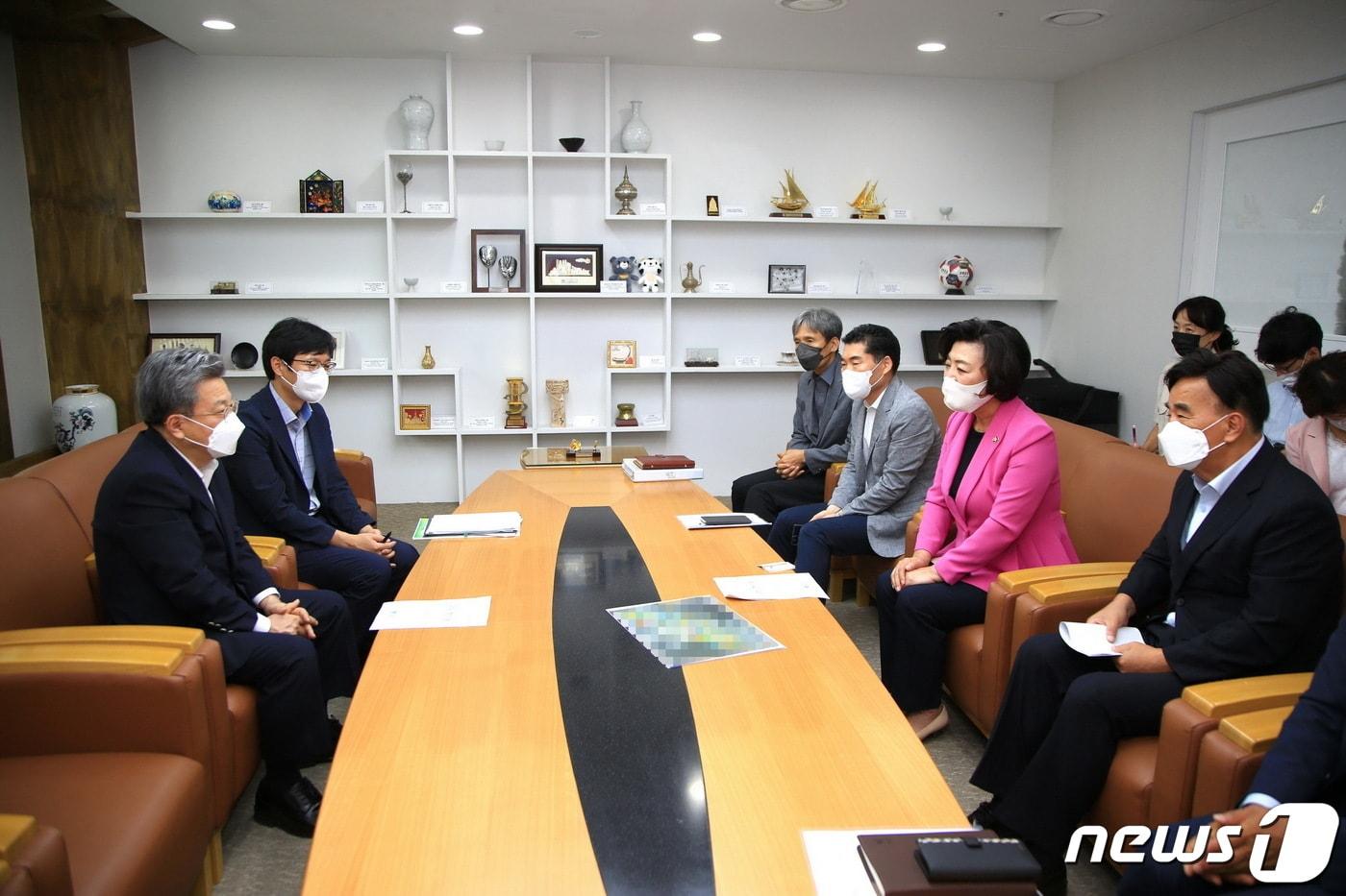 신계용 경기 과천시장은 3일 과천갈현지구(재경골) 자족기능 확충요구를 위한 이원재 국토교통부 제1차관과의 면담자리를 가졌다.(과천시 제공)ⓒ 뉴스1