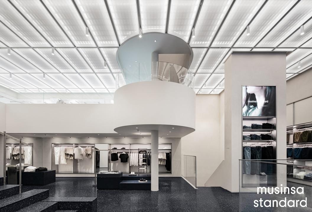 본문 이미지 - 무신사 스탠다드 홍대 매장 내부의 모습&#40;무신사 제공&#41;.