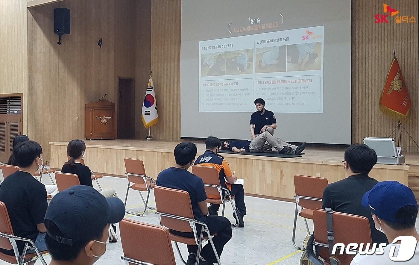 본문 이미지 -  SK쉴더스, 남양주 소방서 구급대원 대상 '호신술 강의' 진행(SK쉴더스 제공)