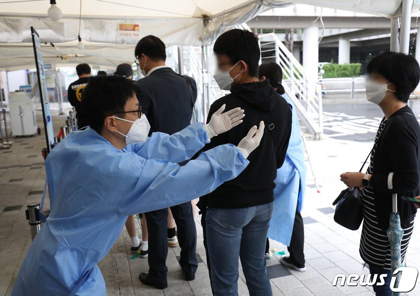 본문 이미지 - 국내 신종코로나바이러스 감염증(코로나19) 신규 확진자가 11만5638명 발생한 30일 오전 서울 마포구보건소 선별진료소에서 의료진이 시민들을 안내하고 있다. 2022.8.30/뉴스1 ⓒ News1 이성철 기자