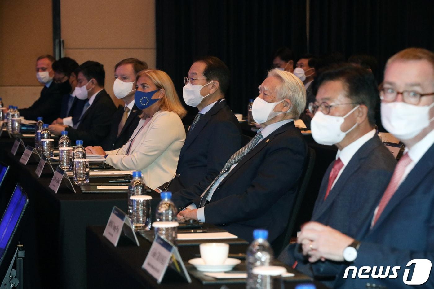본문 이미지 - 권영세 통일부 장관(가운데_이 30일 오전 서울 중구 밀레니엄힐튼서울 호텔에서 열린 '2022한반도국제평화포럼'에서 참석자들과 함께 자리하고 있다. 2022.8.30/뉴스1 ⓒ News1 황기선 기자