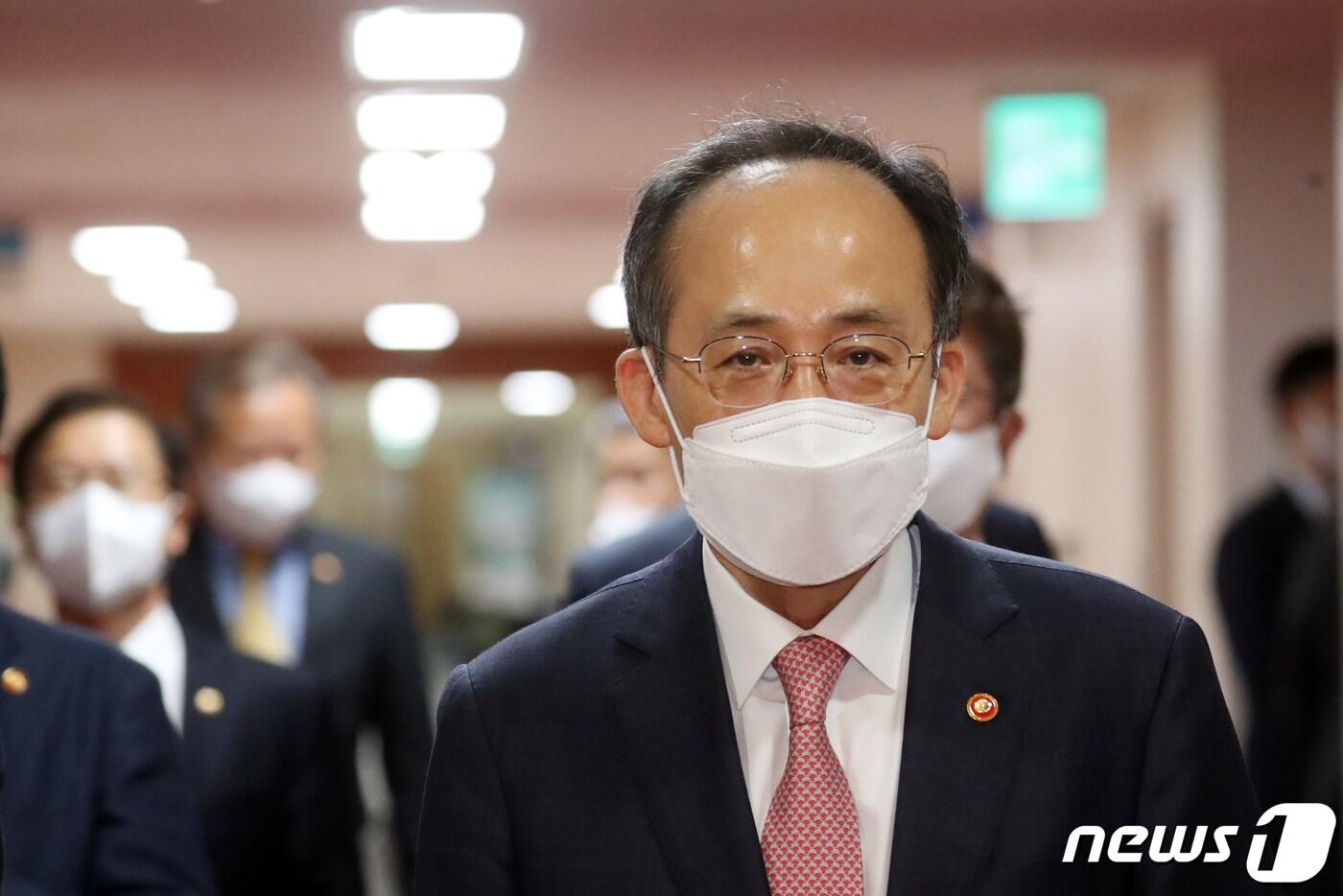 본문 이미지 - 추경호 경제부총리 겸 기획재정부 장관이 30일 서울 종로구 세종대로 정부서울청사에서 열린 영상 국무회의에 참석하고 있다. 2022.8.30/뉴스1 ⓒ News1 김명섭 기자