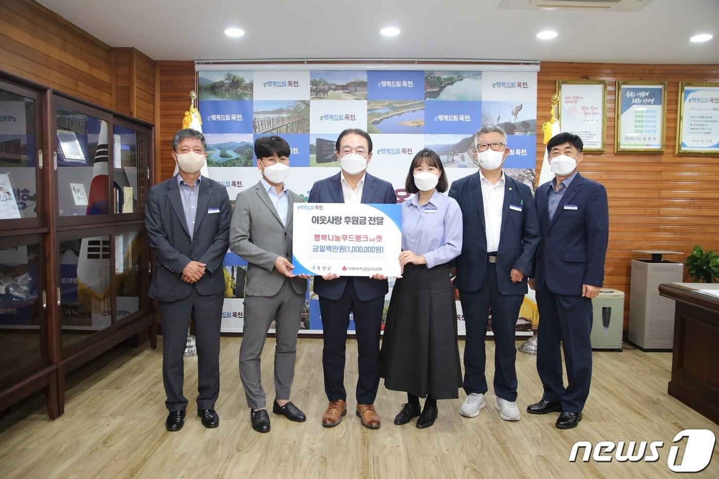 본문 이미지 - 옥천군 정철우 주무관(왼쪽 세번째) 이 상금을 전달하고 있다. (옥천군 제공)