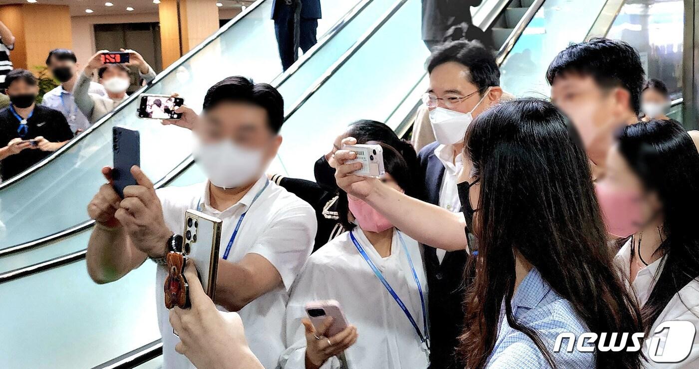 이재용 삼성전자 부회장이 지난달 30일 서울 송파구 삼성SDS 잠실캠퍼스에서 직원들과 기념촬영을 하고 있다. (삼성전자 제공)/뉴스1