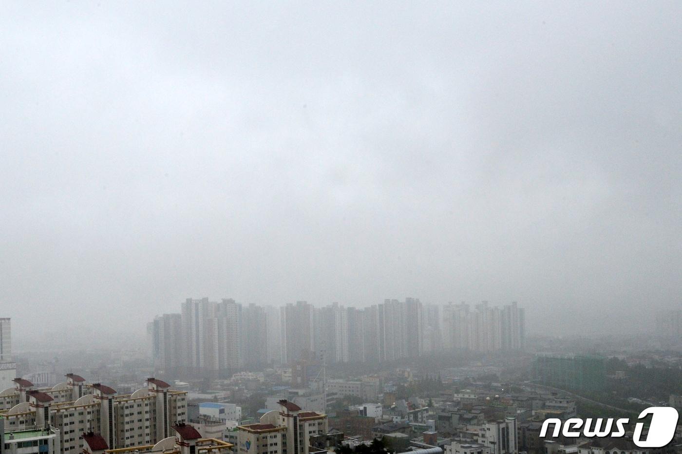가을비가 내린 30일 경북 포항시 전역이 짙은 안개로 뿌옇게 보이고 있다. 2022.8.30/뉴스1 ⓒ News1 최창호 기자