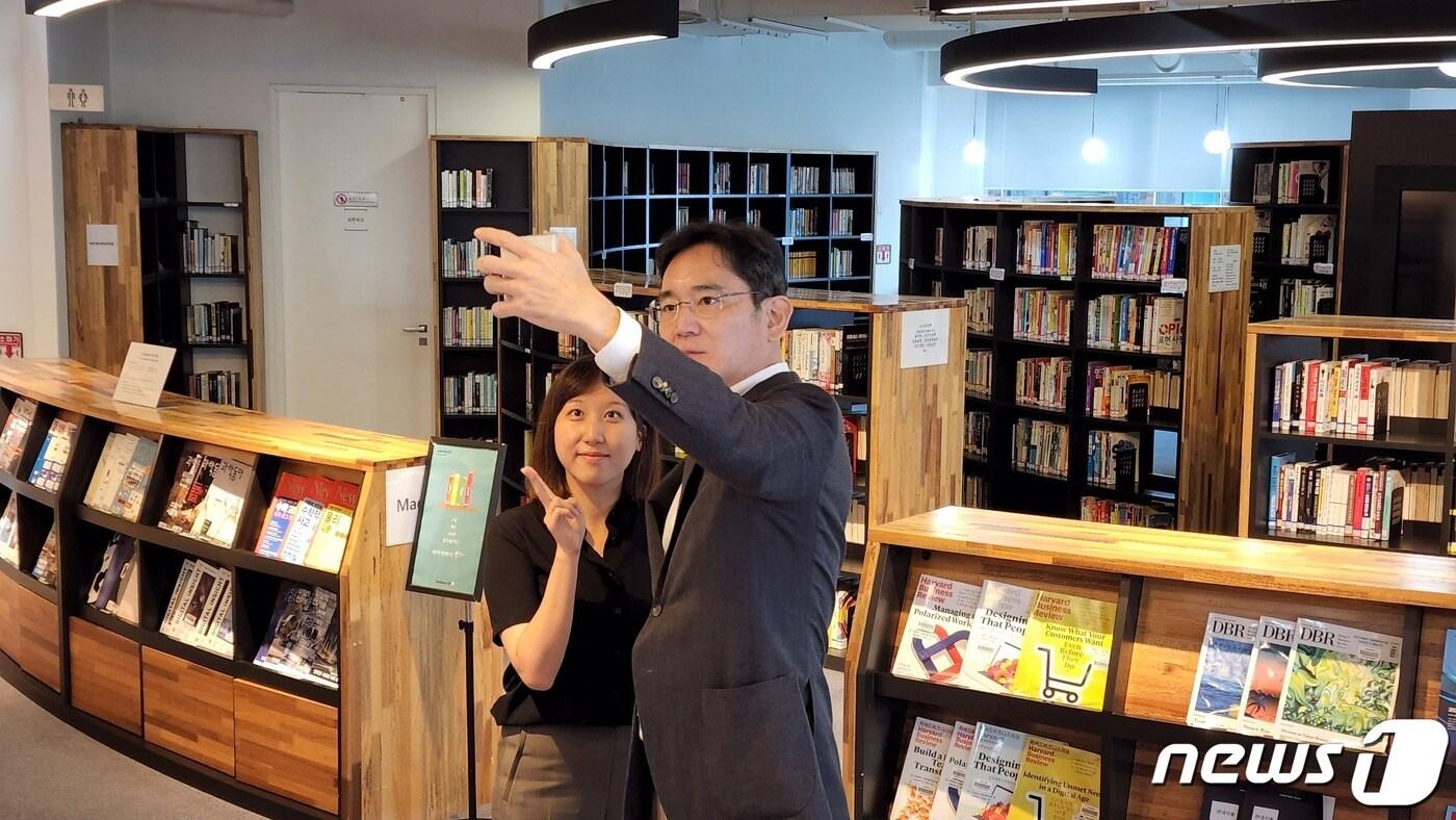 삼성 SDS 직원과 갤럭시Z플립3으로 셀카 찍는 이재용 삼성전자 부회장(삼성전자 제공) 