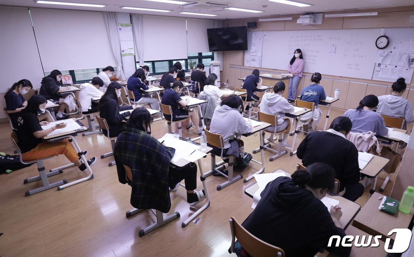 본문 이미지 - 2023학년도 대학수학능력시험 9월 모의평가가 치러진 지난 8월31일 오전 울산 중구 중앙여자고등학교 3학년 교실에서 수험생들이 문제를 풀고 있다. 2022.8.31/뉴스1 ⓒ News1 윤일지 기자