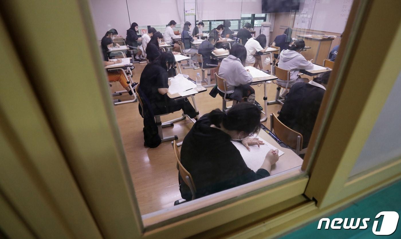 본문 이미지 - 2023학년도 대학수학능력시험 9월 모의평가가 치러진 31일 오전 울산 중구 중앙여자고등학교 3학년 교실에서 수험생들이 문제를 풀고 있다. 2022.8.31/뉴스1 ⓒ News1 윤일지 기자