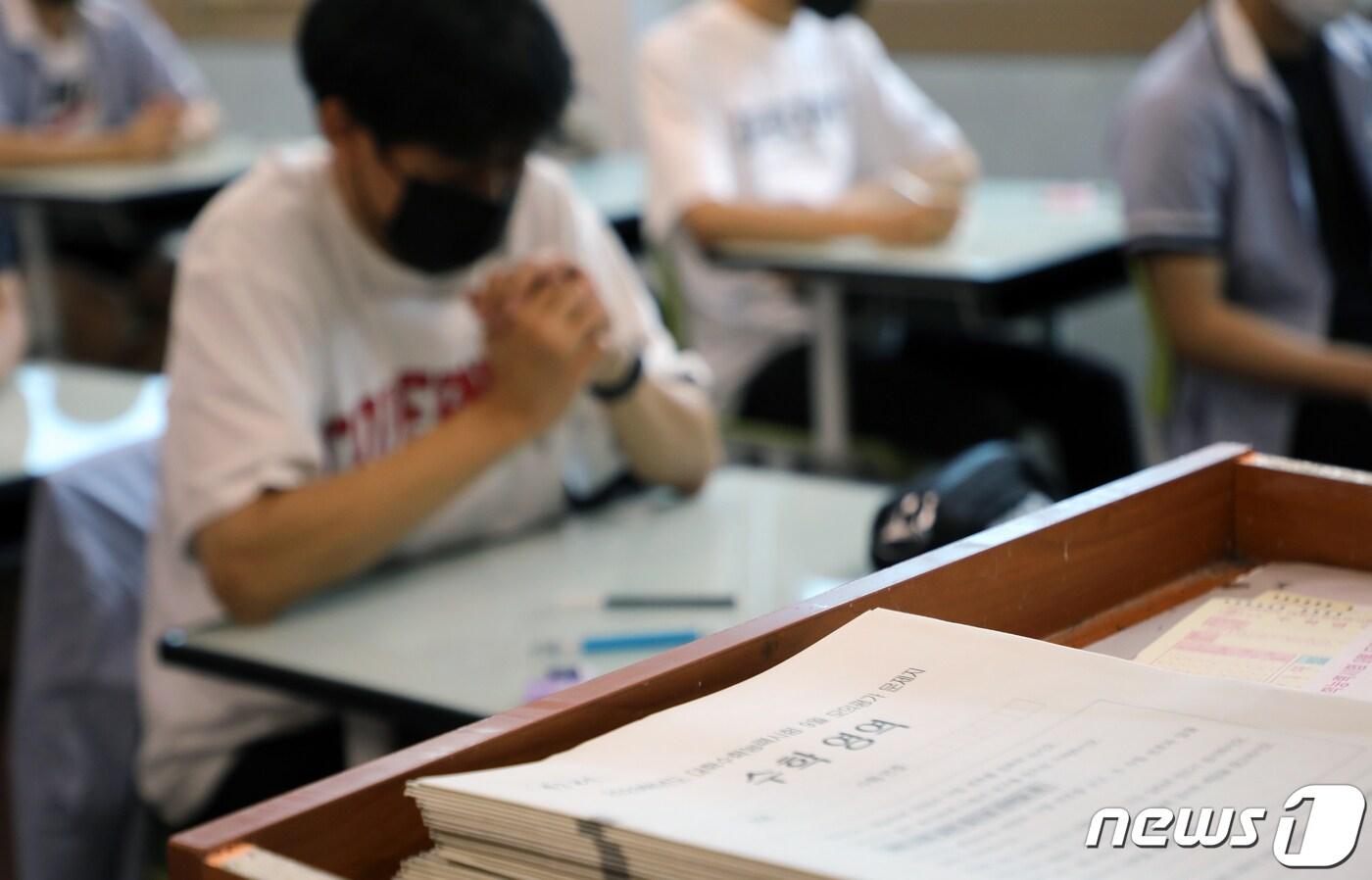 본문 이미지 - 2023학년도 대학수학능력시험 9월 모의평가가 치러진 지난 8월31일 오전 광주 서구 광덕고등학교에서 3학년 학생들이 2교시 수학영역 시험을 준비하고 있다.  2022.8.31/뉴스1 ⓒ News1 이수민 기자