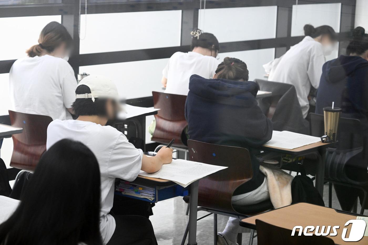 본문 이미지 - 31일 오전 서울 마포구 종로학원 강북본원에서 수험생들이 대학수학능력시험 9월 모의평가 시험을 치르고 있다. (공동취재) 2022.8.31/뉴스1 ⓒ News1 허경 기자