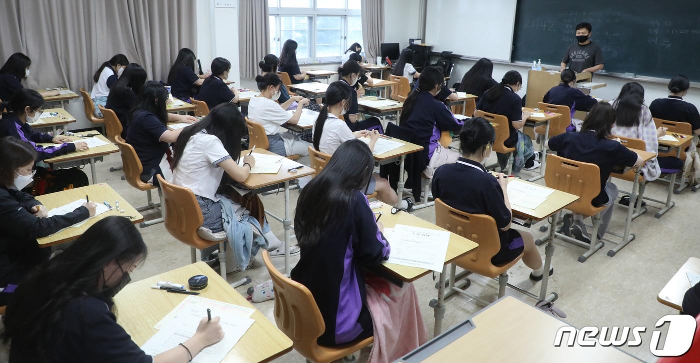 전북 전주시 호남제일고등학교 3학년 교실에서 수험생들이 시험을 치르고 있다. 2022.8.31/뉴스1 ⓒ News1 유경석 기자