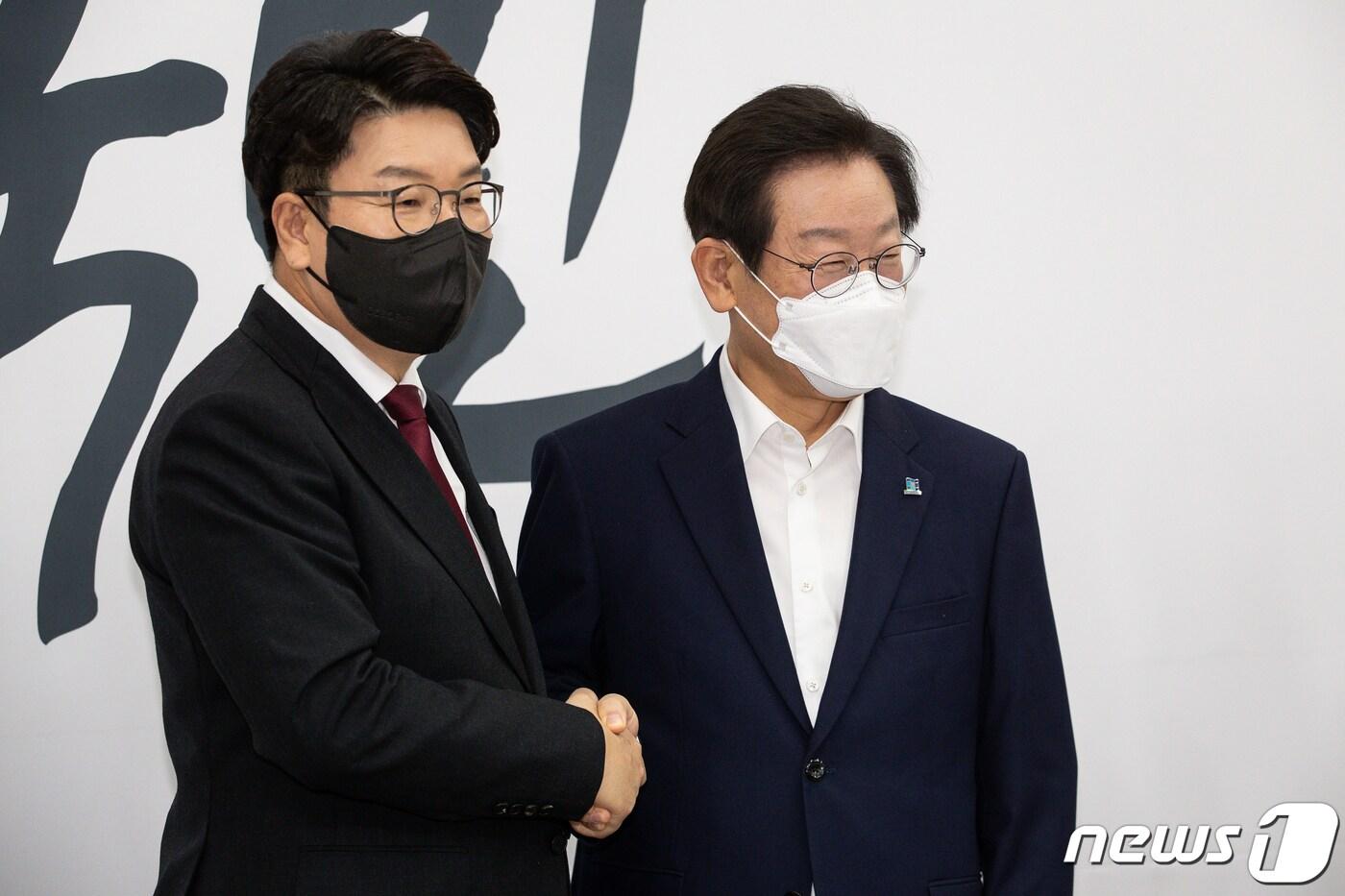 이재명 더불어민주당 대표(오른쪽)가 지난달 31일 서울 여의도 국회에서 권성동 국민의힘 원내대표를 예방, 기념 촬영을 하고 있다./뉴스1 ⓒ News1 유승관 기자