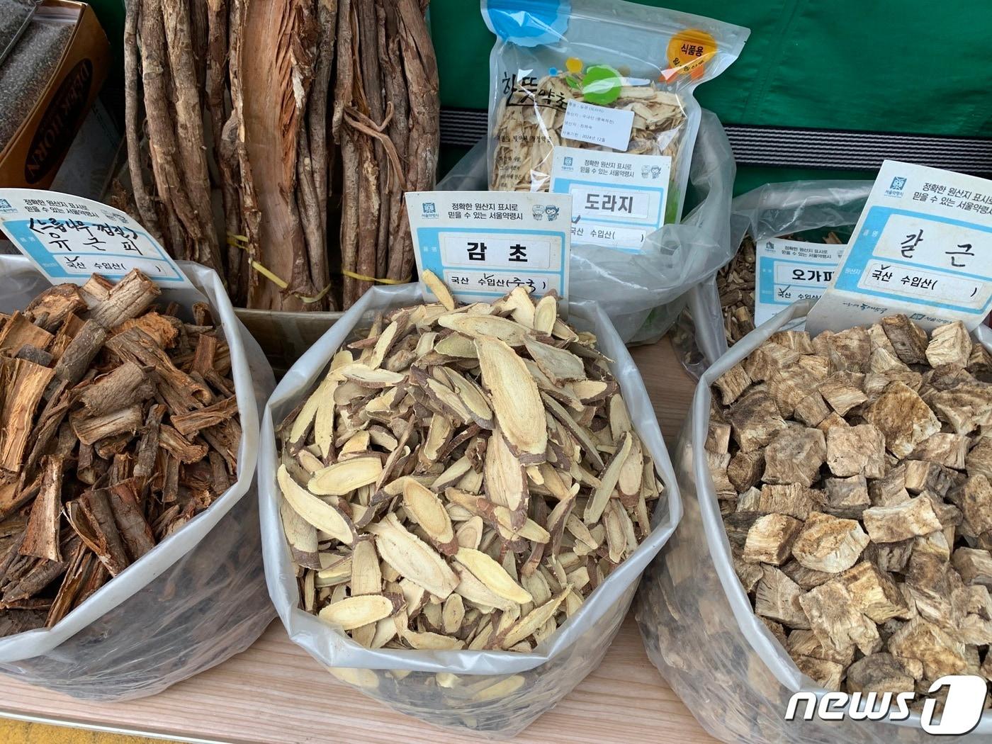 본문 이미지 - 서울 동대문구 제기동 약령시장의 한 판매상에 감초, 갈근, 도라지 등이 놓여있다. ⓒ News1 김성식 수습기자