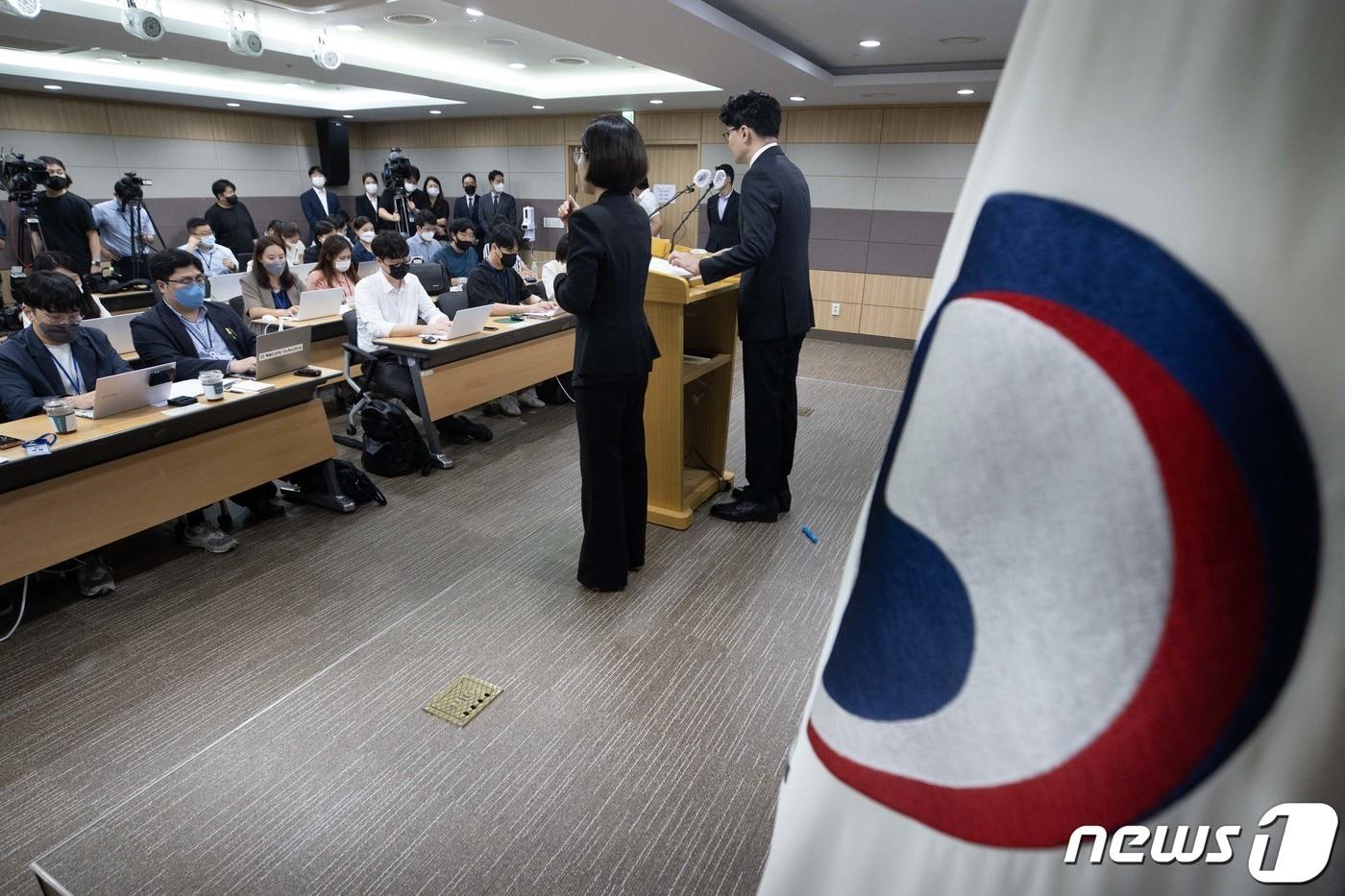 한동훈 법무부 장관이 31일 오후 경기도 과천 법무부에서 론스타 국제투자분쟁(ISDS) 사건 판정 관련 정부 입장을 발표하고 있다. (공동취재) 2022.8.31/뉴스1 ⓒ News1 박세연 기자