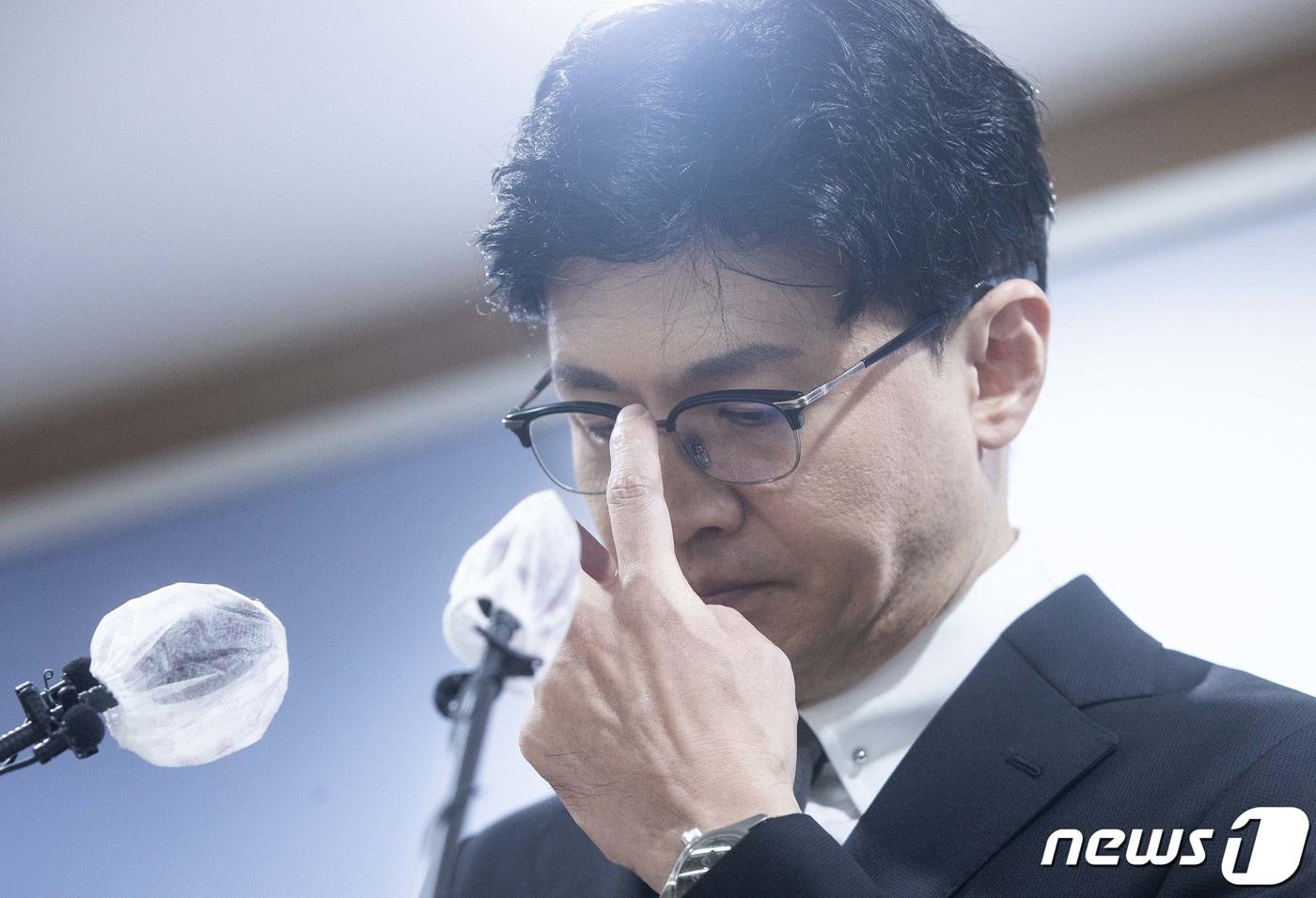 본문 이미지 - 한동훈 법무부 장관이 31일 오후 경기도 과천 법무부에서 론스타 국제투자분쟁(ISDS) 사건 판정 관련 정부 입장을 발표 중 안경을 고쳐 쓰고 있다. (공동취재) 2022.8.31/뉴스1 ⓒ News1 박세연 기자
