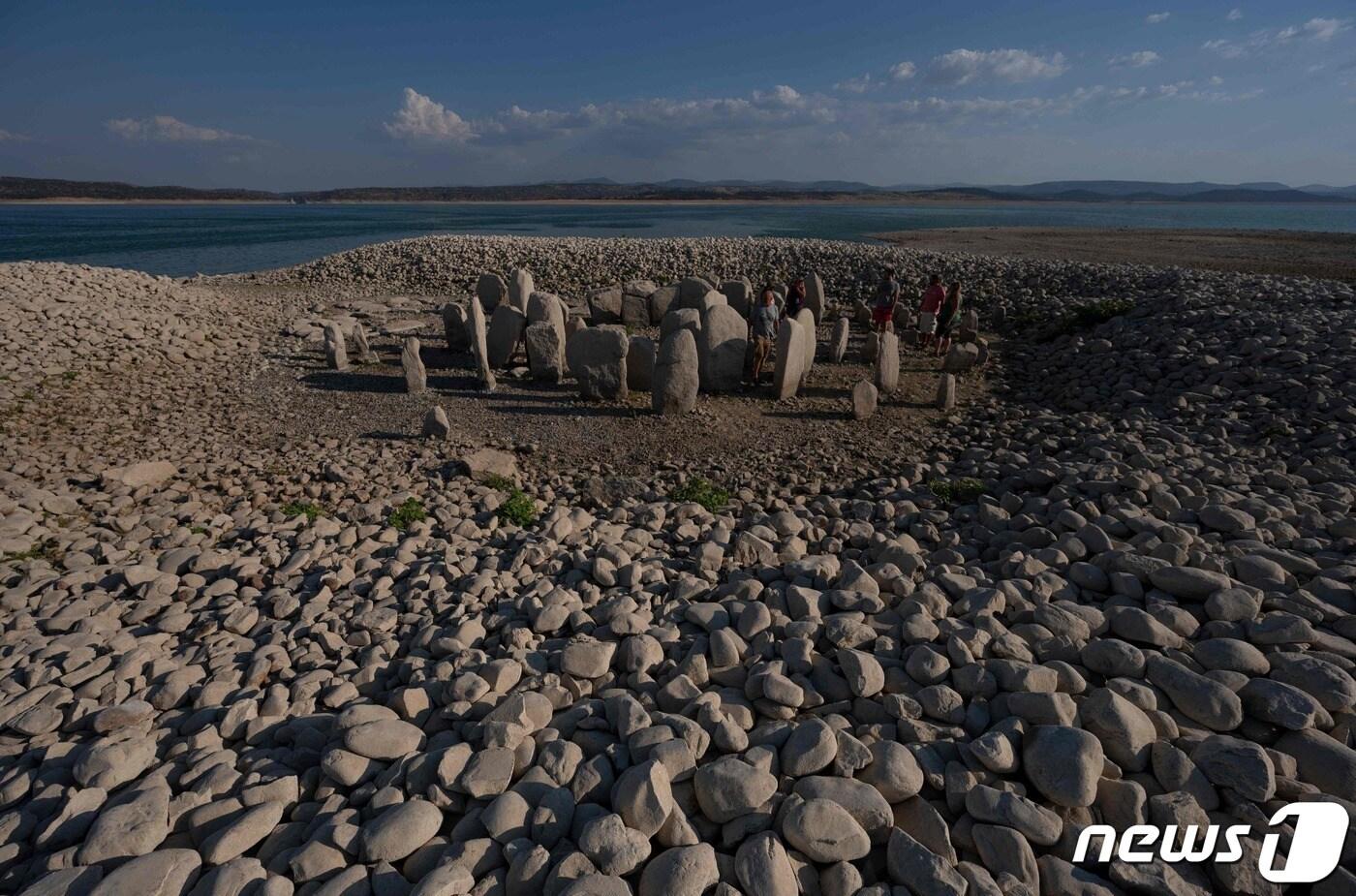 유럽 최악의 가뭄으로 스페인 저수지 물이 마르면서 침수됐던 유적들이 드러났다. 사진은 이번 가뭄으로 드러난 '과달페랄 고인돌(Dolmen of Guadalperal)'의 모습.  ⓒ AFP=뉴스1