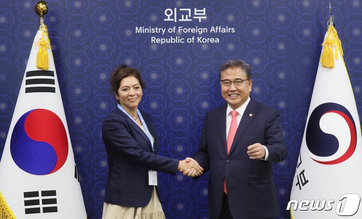 본문 이미지 - 박진 외교부 장관이 31일 서울 종로구 정부서울청사 별관에서 엘리자베스 살몬 신임 유엔 북한인권특별보고관을 접견하고 있다. 2022.8.31/뉴스1 ⓒ News1 김명섭 기자