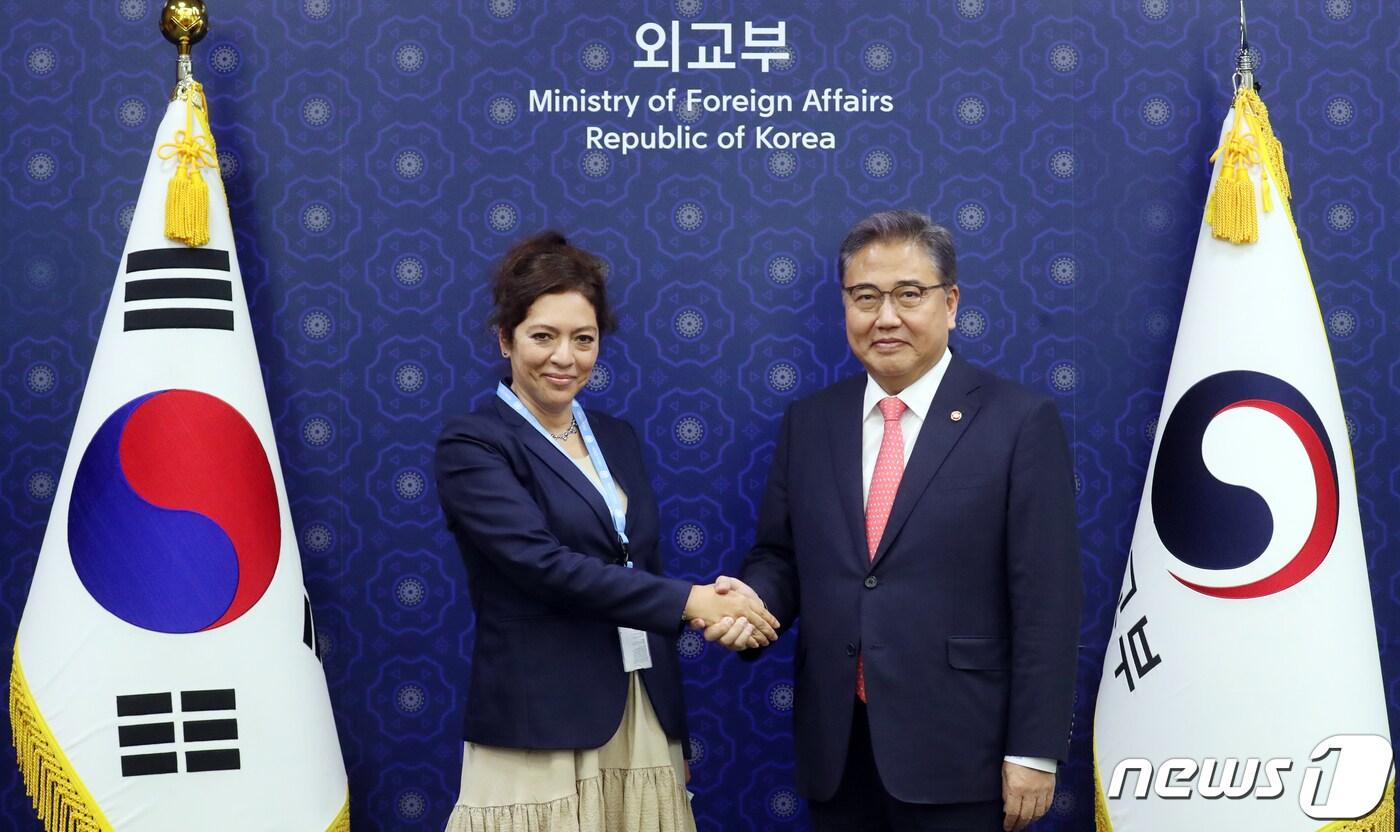 본문 이미지 - 박진 외교부 장관(오른쪽)이 31일  정부서울청사 별관에서 엘리자베스 살몬 신임 유엔 북한인권특별보고관을 접견하고 있다. 2022.8.31/뉴스1 ⓒ News1 김명섭 기자