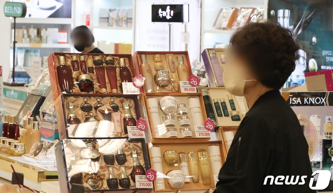 본문 이미지 - 서울의 한 대형마트 화장품 매장 모습. 2022.8.31/뉴스1 ⓒ News1 허경 기자