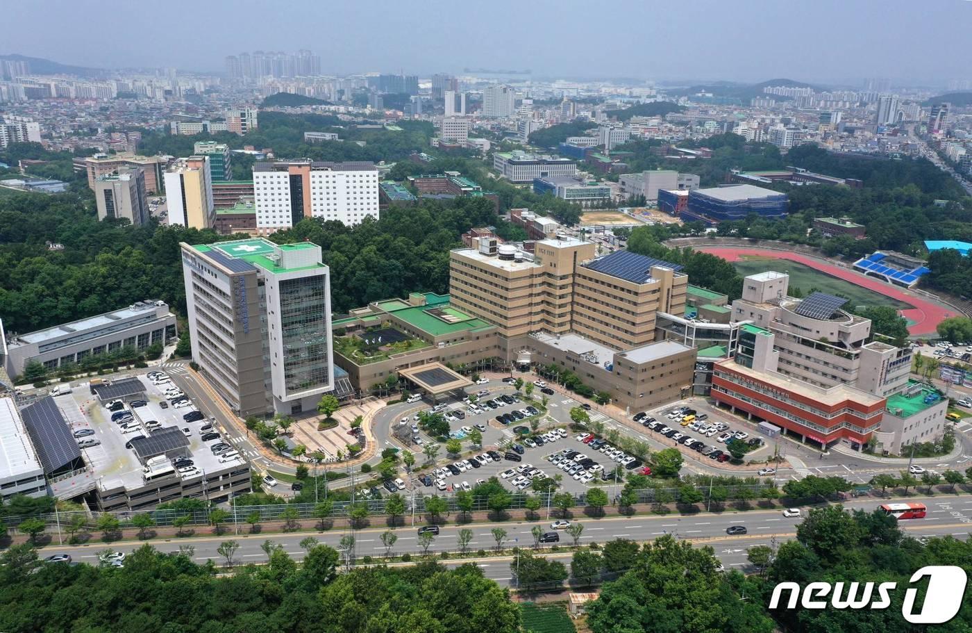본문 이미지 - 충북 충주시가 충북대병원 충주분원 건립 추진과 함께 응급의료 체계 구축이라는 투트랙 전략을 추진해야 한다는 목소리가 커지고 있다. 사진은 충북대병원.(자료사진) ⓒ News1 김용빈 기자