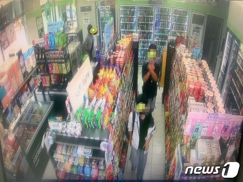 본문 이미지 - 제주 연동의 한 편의점에서 청소년 3명이 방문, 담배와 라이터를 훔치는 모습. ('보배드림' 갈무리)