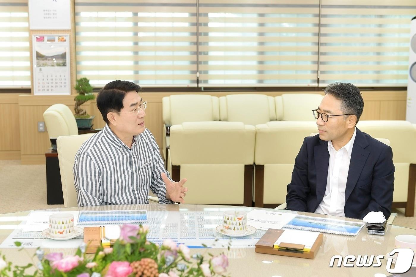 노관규 전남 순천시장(왼쪽)과 임영록 신세계프라퍼티 대표가 31일 오전 시청 시장실에서 만나 스타필드 유치 필요성을 공감하고 있다.(순천시 제공)2022.8.31/뉴스1 ⓒ News1 김동수 기자