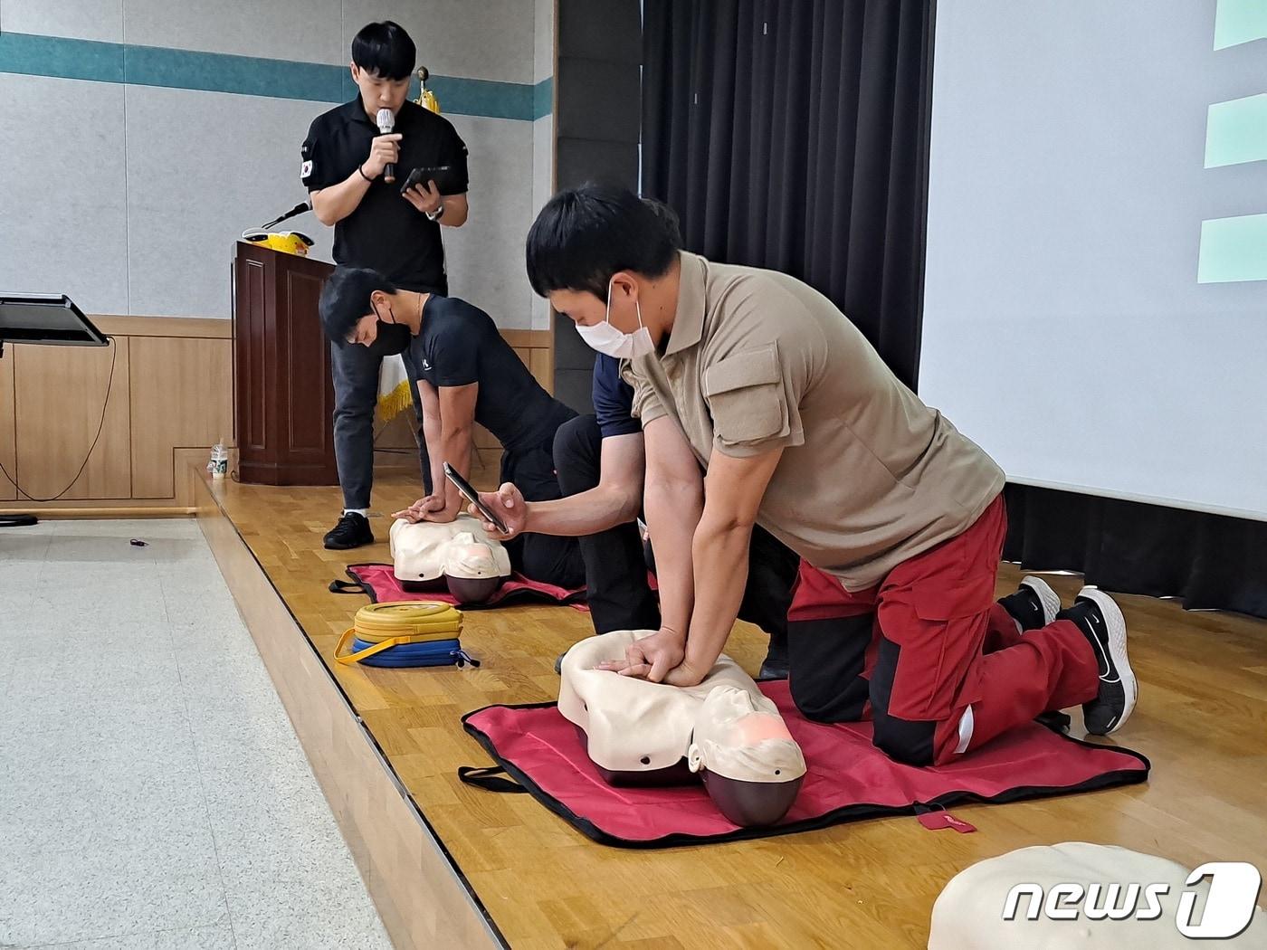 본문 이미지 - 북부지방산림청이 지난 30일부터 오는 9월 2일까지 산불재난특수진화대원 93명을 대상으로 안전사고 예방교육을 실시하고 있다. (북부지방산림청 제공) 2022.8.31/뉴스1